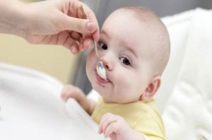 Nên cho bé ăn dặm vào thời điểm nào?