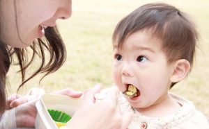 Tăng dần lượng thức ăn dặm cho con