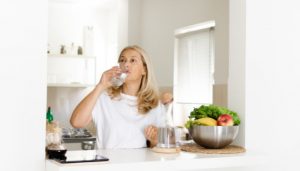 Chăm sóc da khô bằng cách uống nhiều nước