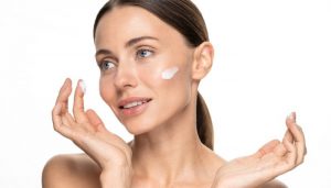 Dùng kem chống nắng bảo vệ da