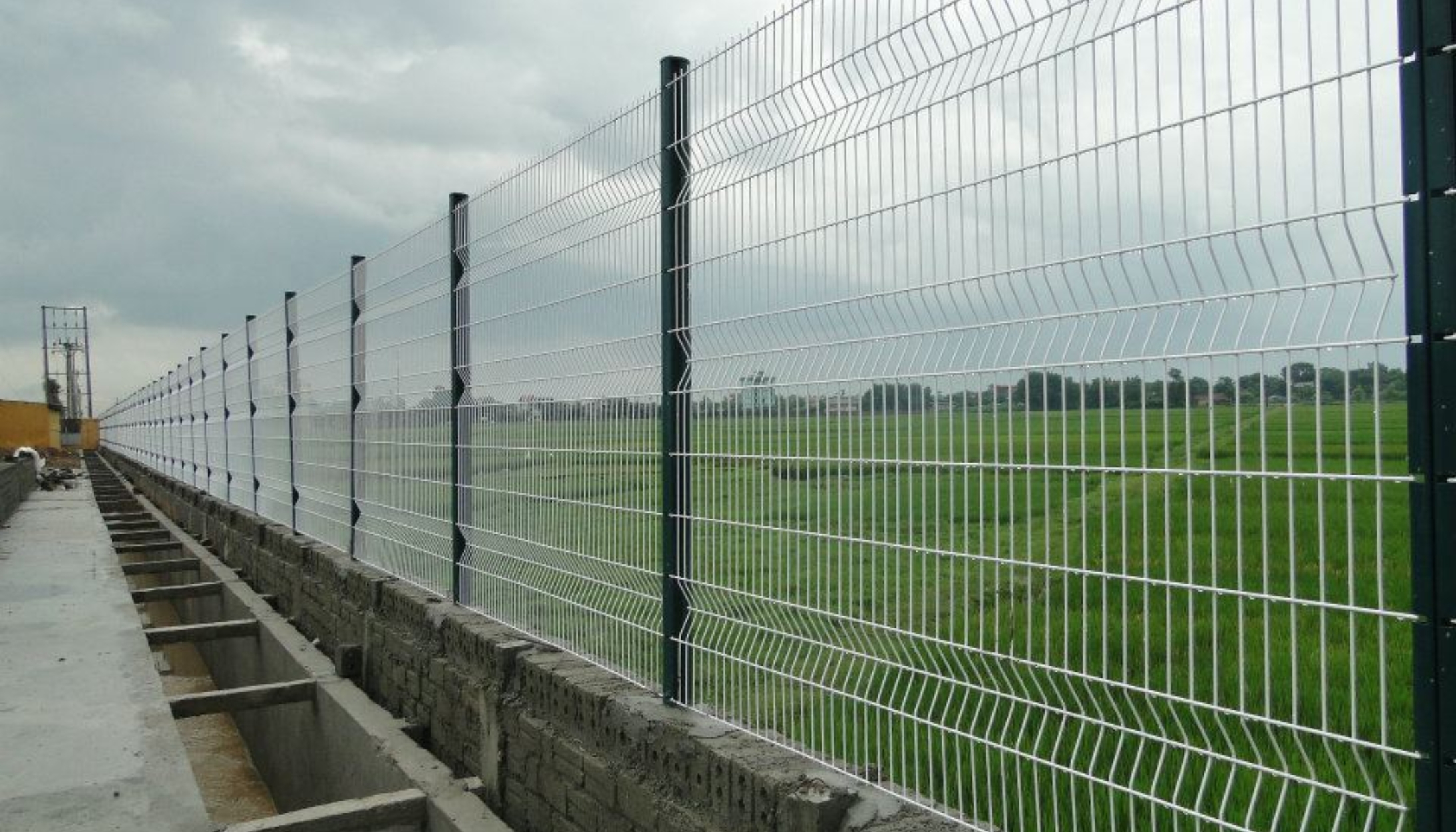 Đặc điểm và ứng dụng của hàng rào lưới thép