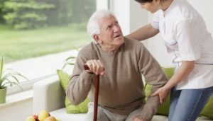 Cách chăm sóc người già bị suy giảm trí nhớ