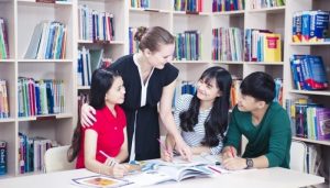 học tiếng anh với giao tiếp với giao viên bản ngữ là gì