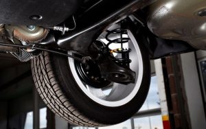 Giảm xóc ô tô phát ra tiếng kêu cót két