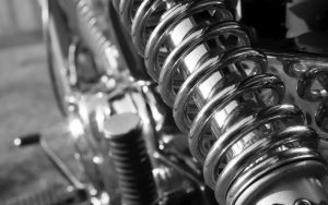 Xe bị nhún mạnh và rung lắc khi thắng gấp