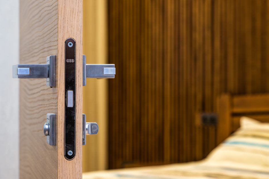 Khóa thẻ từ cho nhà đông người: tiện hơn khóa vân tay? Khóa thẻ từ cho nhà đông người: tiện hơn khóa vân tay?