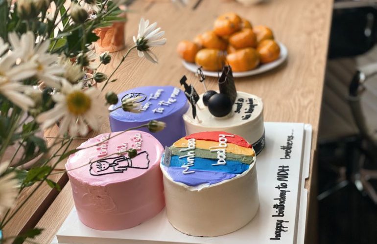 Bánh kem khai trương hồng phát: màu sắc và con số