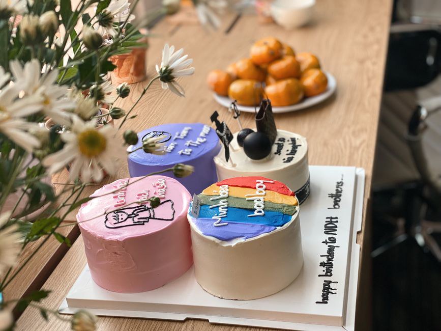 Bánh kem khai trương hồng phát: màu sắc và con số