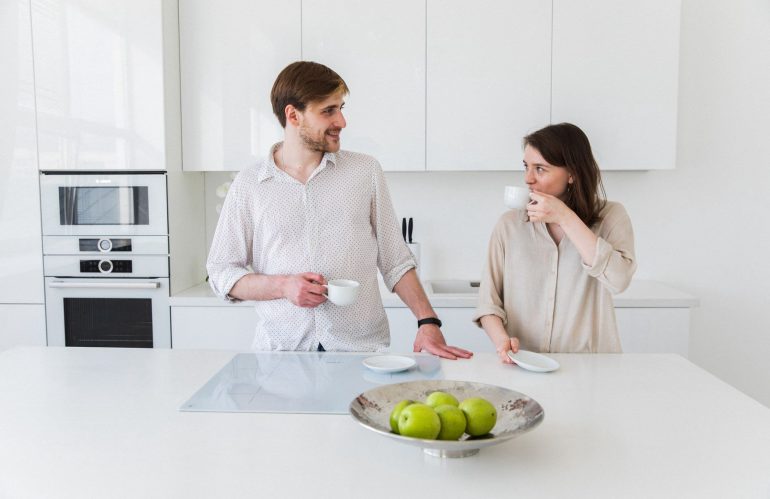 Mở Rộng Bếp Quán Ăn Gia Đình: Chọn Cửa Và Thiết Bị Bếp Sao Cho Nhân Viên Bưng Bê Nhanh