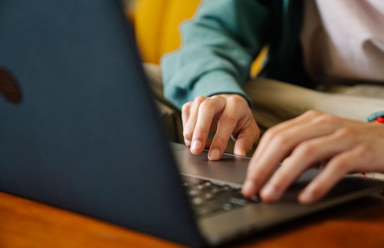 Trung tâm mở khóa học online: chọn nền tảng ra sao
